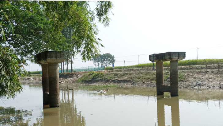 সাড়ে ১৮ লাখ টাকা ব্যয়ে দাঁড়িয়ে দুটি পিলার, ৬ বছরেও হয়নি ব্রিজ